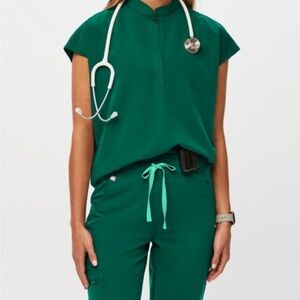 FIGS Women’s Rafaela Scrub Top Hunter Green